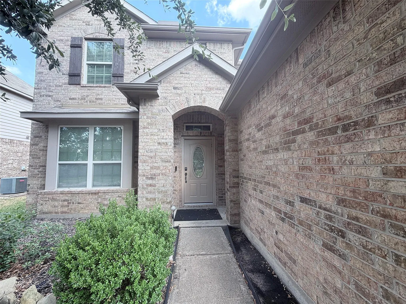 4 bed, 2.5 bath, 2570 sqft, $2,350 — Photo 2