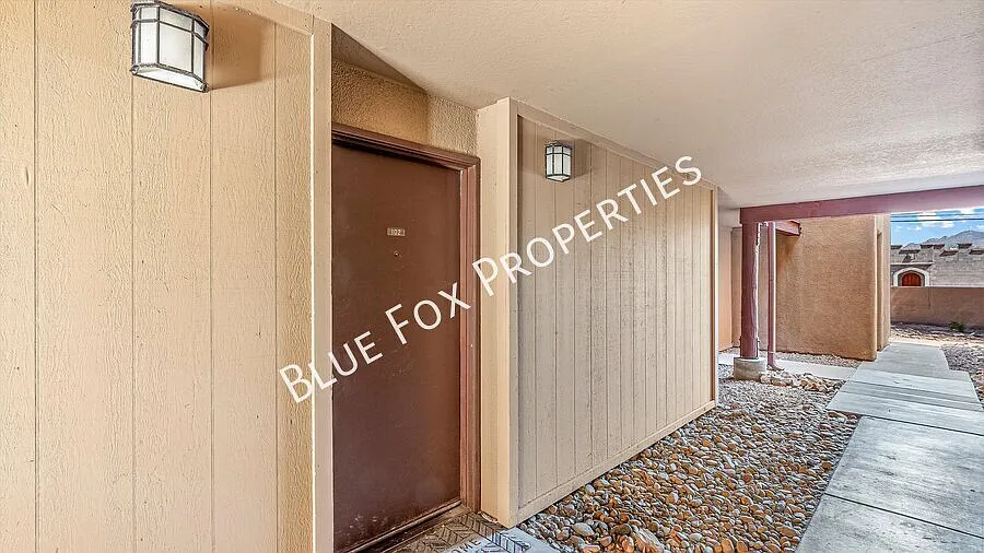 1810 E Blacklidge Dr — Photo 1