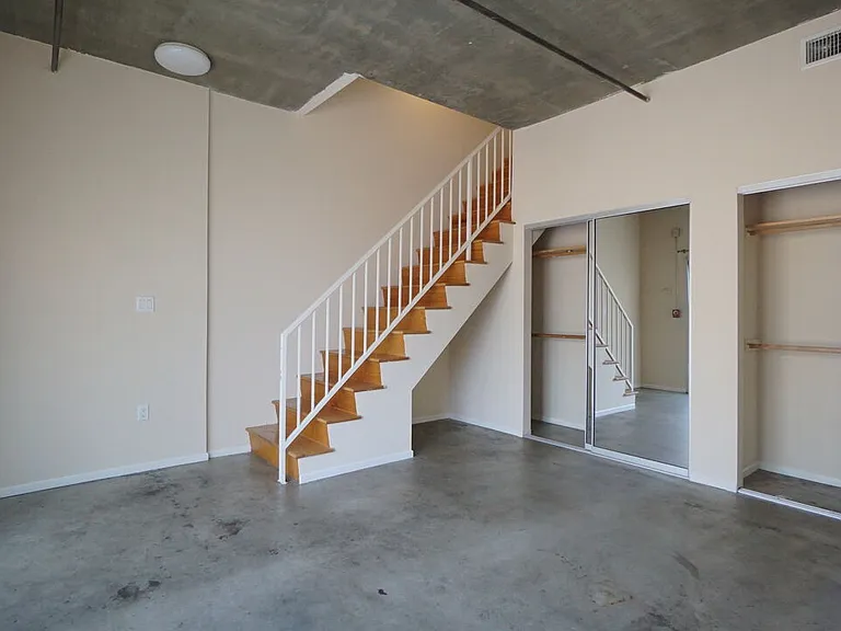 922 W 23rd St #202 — Photo 15
