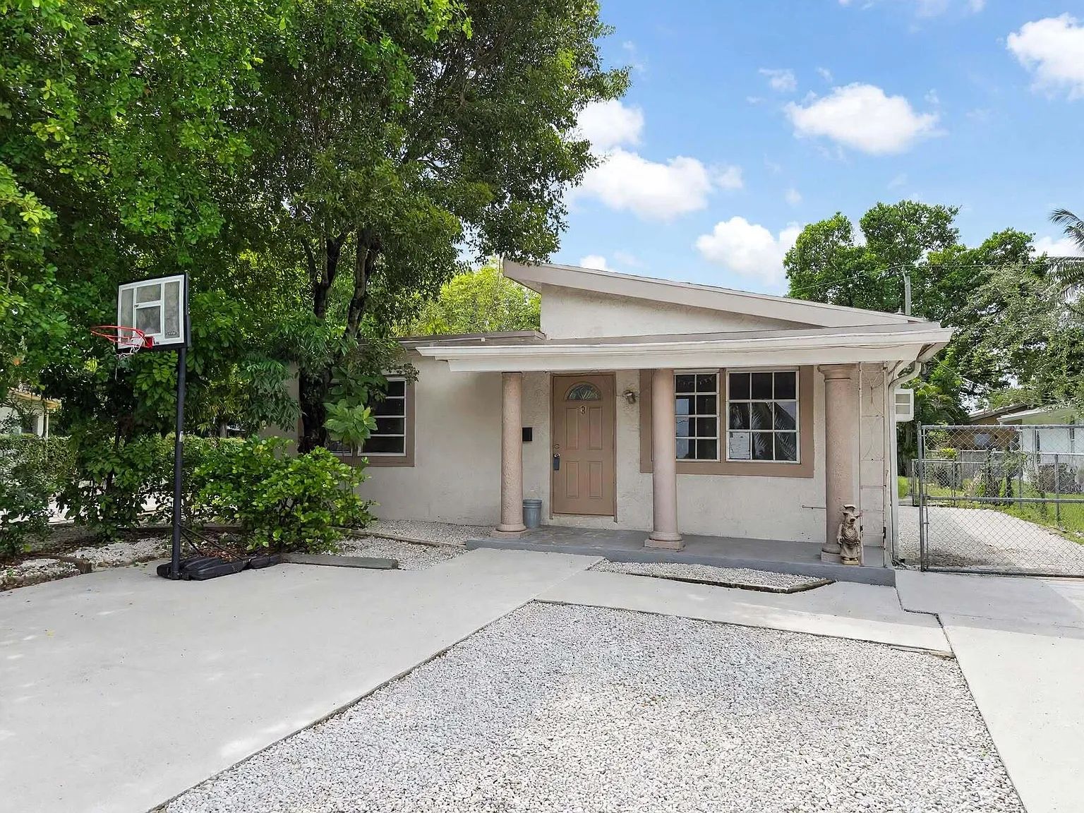2 bed, 1.0 bath, 1300 sqft, $1,850 — Photo 2