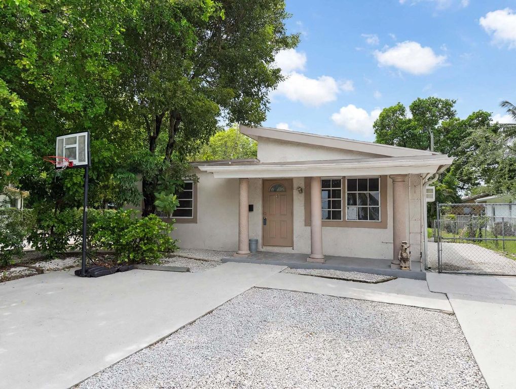 216 NW 12th Ct #3, photo 2