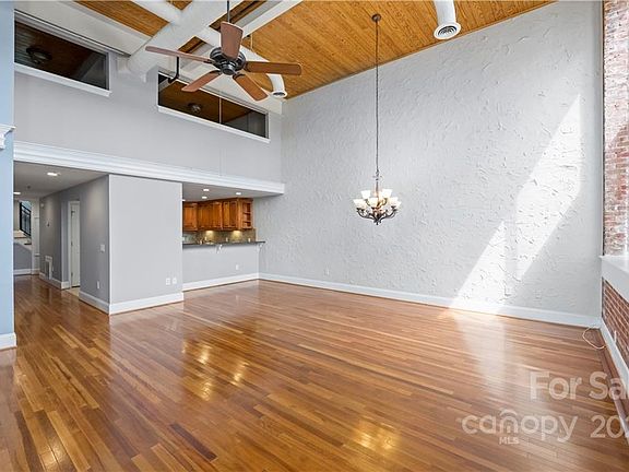 4th image of 555 E Catawba St #12