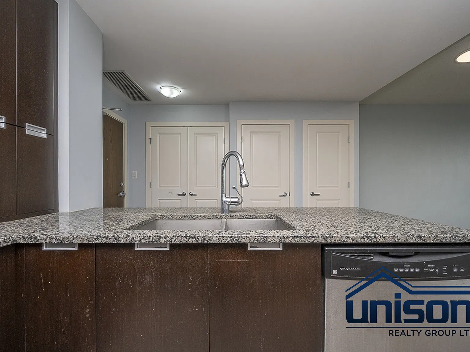 3 bed, 1155 sqft, $2,800 — Photo 4