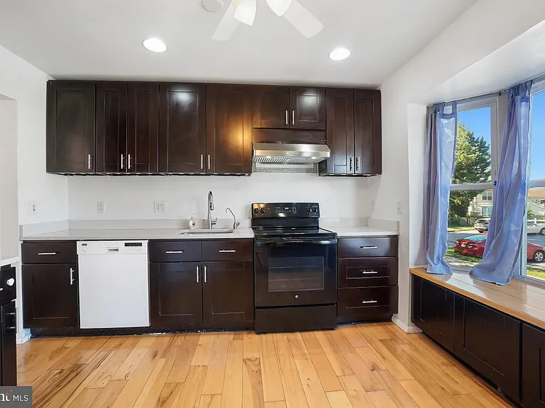 35 Bellfalls Way — Photo 5