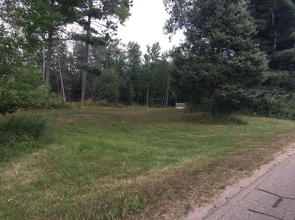 8972-W8972 Peterson Dr, Iron Mountain, MI 49801