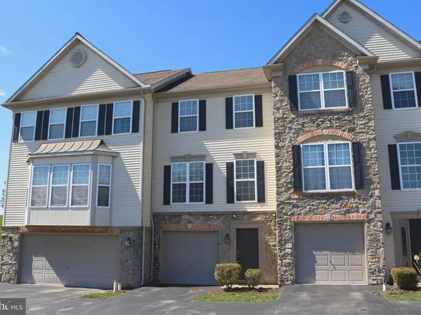 2766 Hunters Crest Dr, York, PA 17402