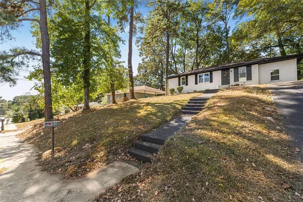 Building Photo - 2905 Gresham Rd