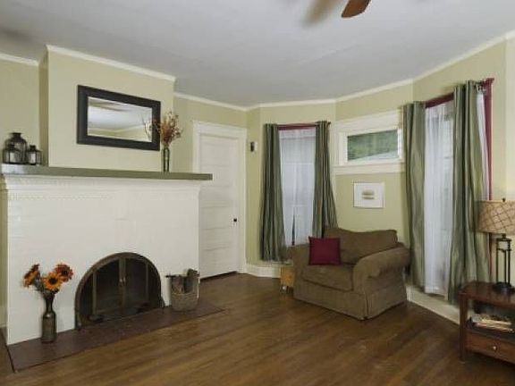 Liv rm w/Charming FP