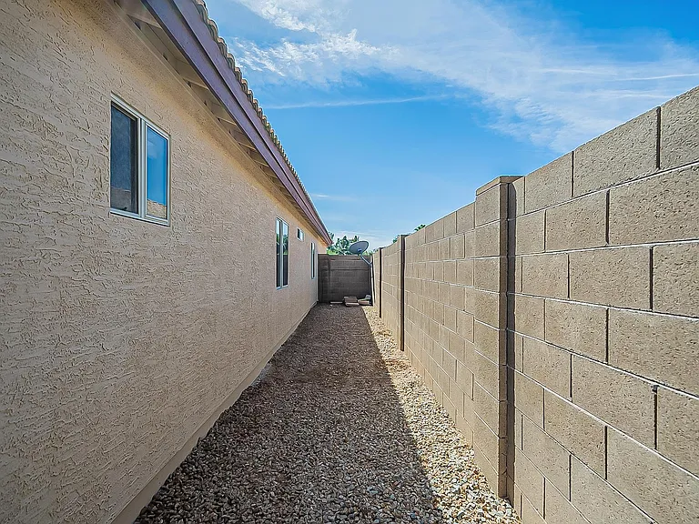 718 W Baylor Ln — Photo 38