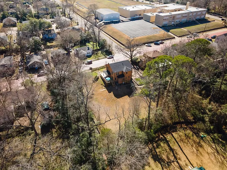 210 E Dobbs St — Photo 6