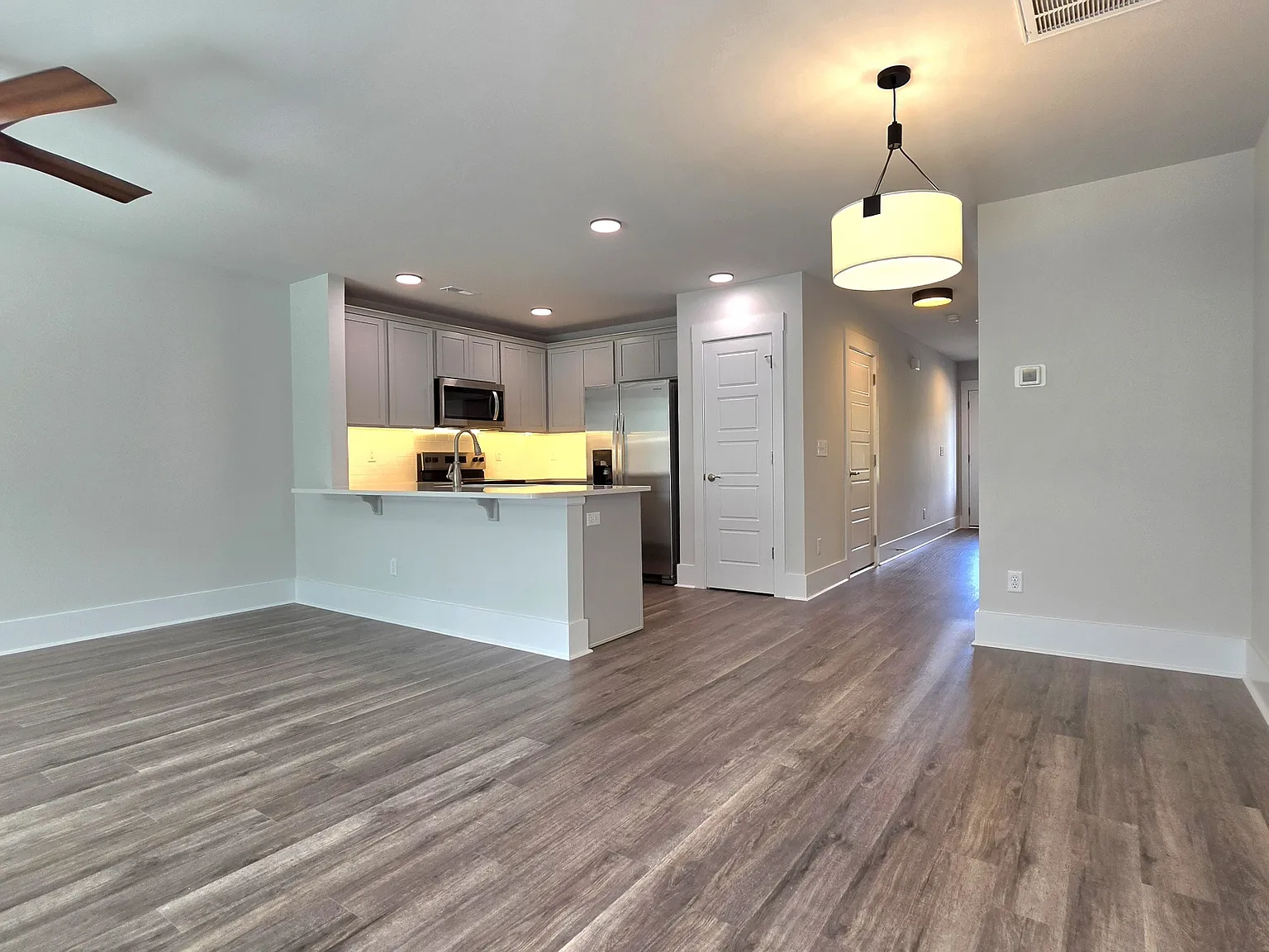 3 bed, 2.5 bath, 1418 sqft, $2,550 — Photo 3