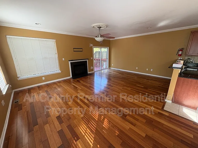 74 Oxford Ct — Photo 7