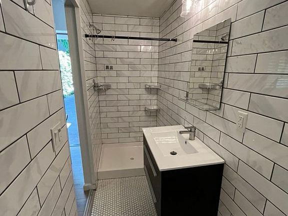 4th image of 2727 I St #6