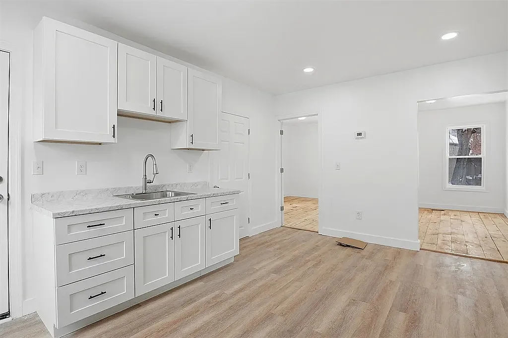 3 bed, 1050 sqft, $2,250 — Photo 3
