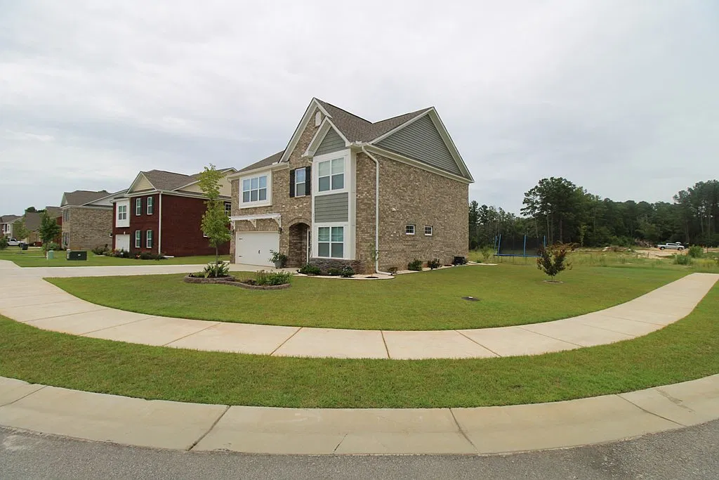 4 bed, 2.5 bath, 2414 sqft, $2,300 — Photo 2