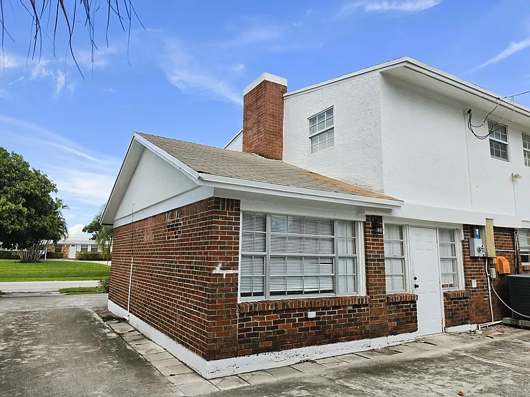 814 Poplar Dr #B — Photo 2
