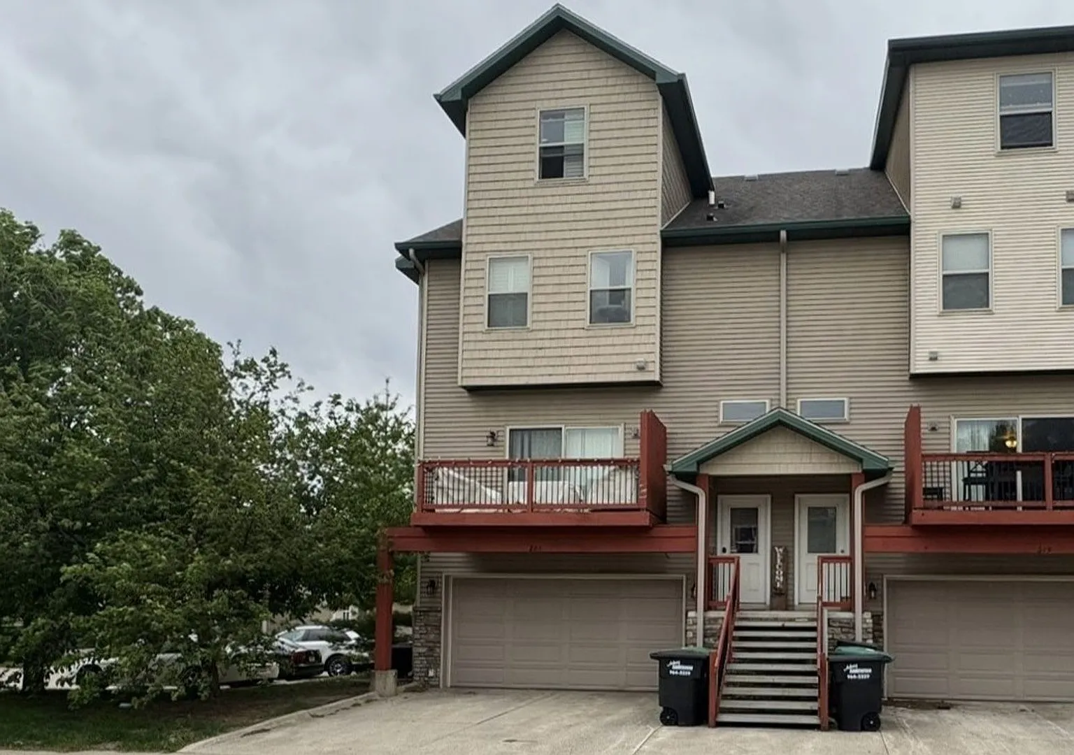 Large 3-Bedroom, 3.5-Bathroom Townhome — Photo 1