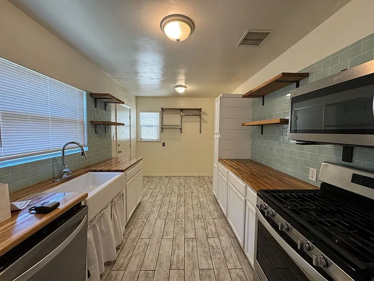 2517 Manor St — Photo 6