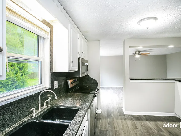 7519 Turnberry Ct — Photo 4