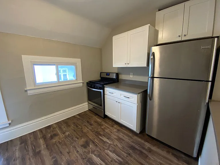 652 Chatham NW — Photo 3