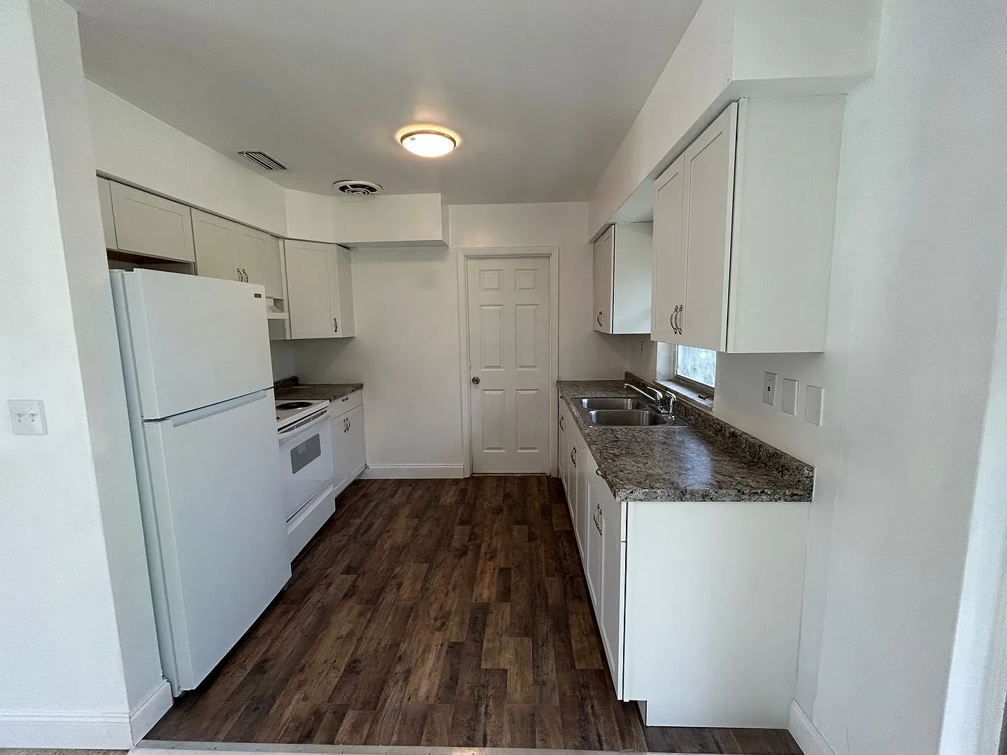 2 Bedroom / 1 Bath Single Family — Photo 4