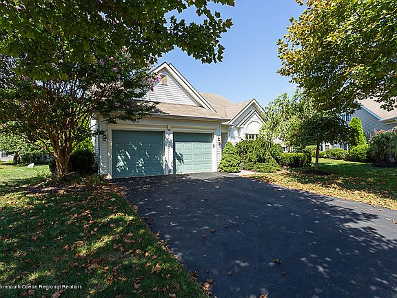 3rd image of 11 Schoolhouse Ct