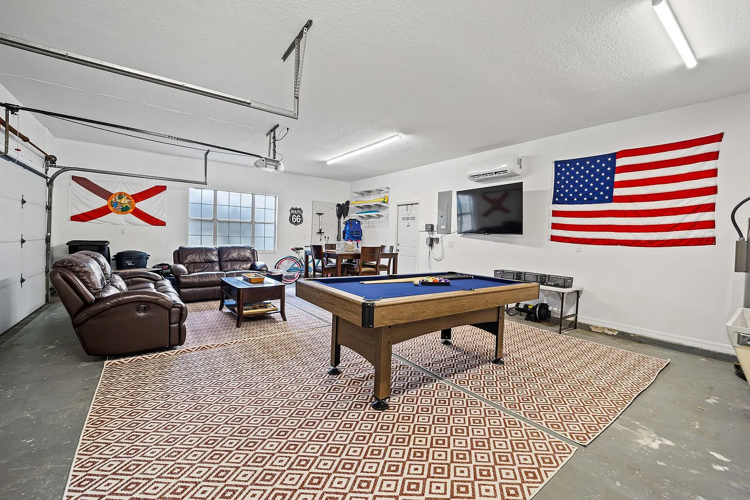 4 bed, 2.0 bath, 3993 sqft, $7,949 — Photo 4