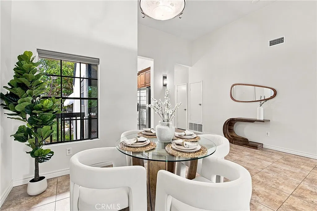 2 bed, 1177 sqft, $3,400 — Photo 4