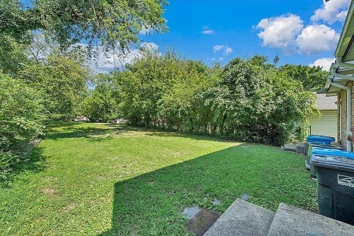 2 bed, 865 sqft, $1,300 — Photo 2