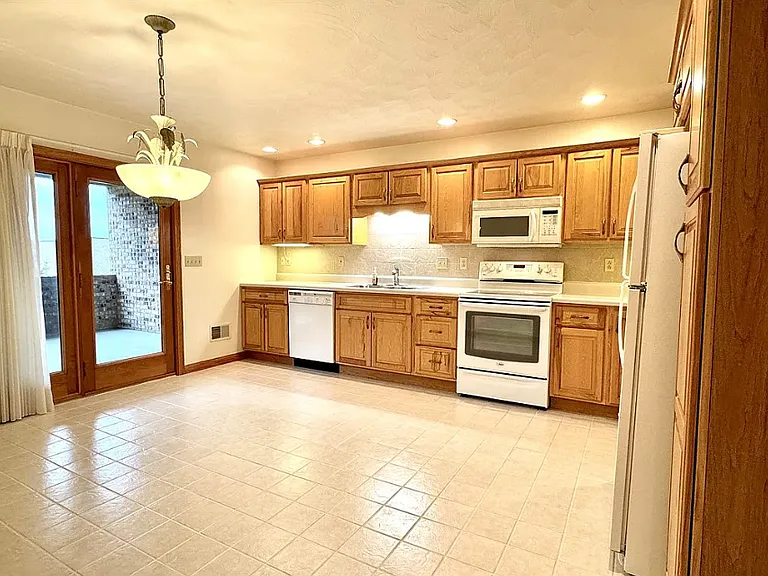 111 Blossom Dr #A — Photo 4