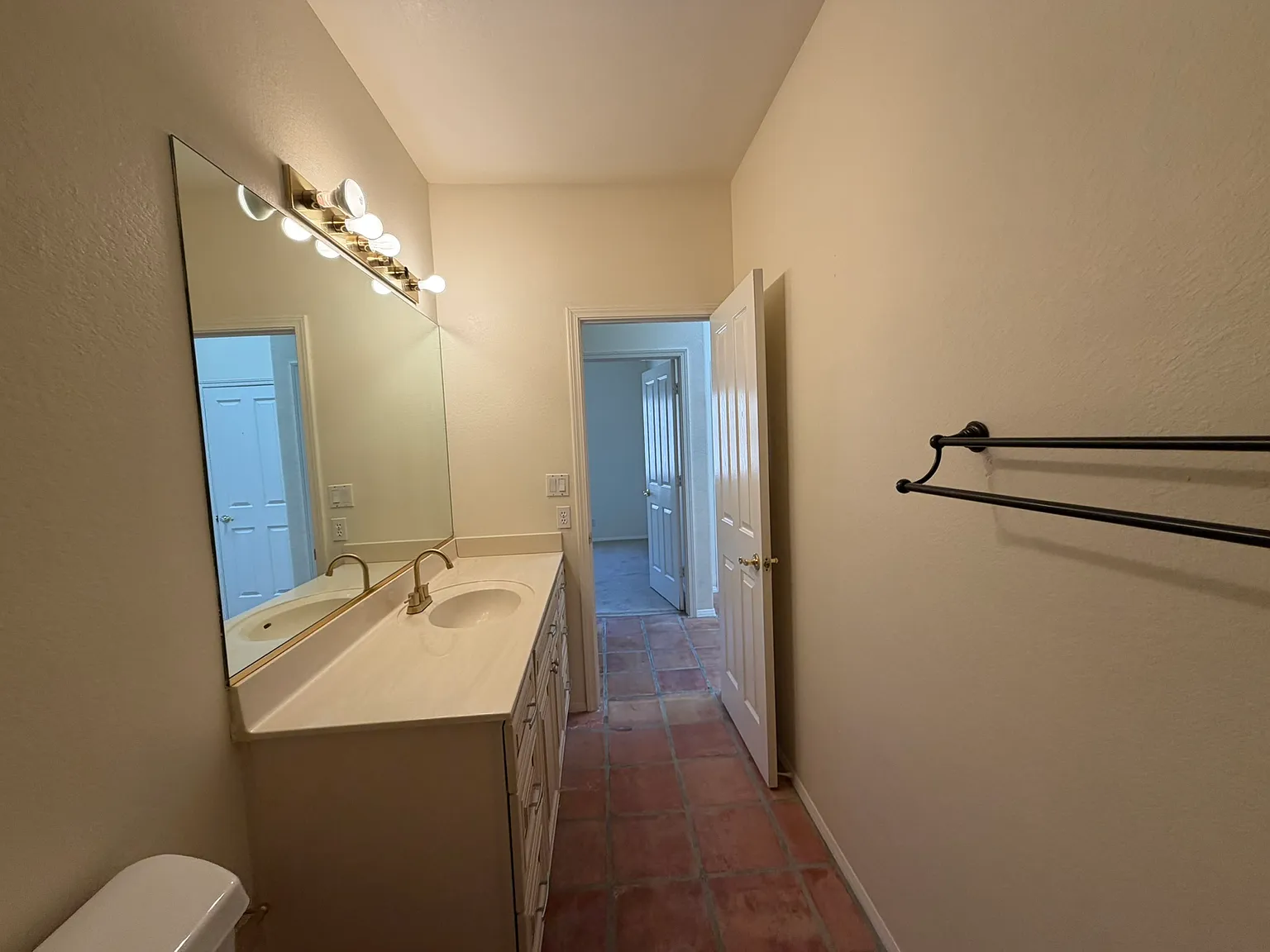 3 bed, 2031 sqft, $2,150 — Photo 3