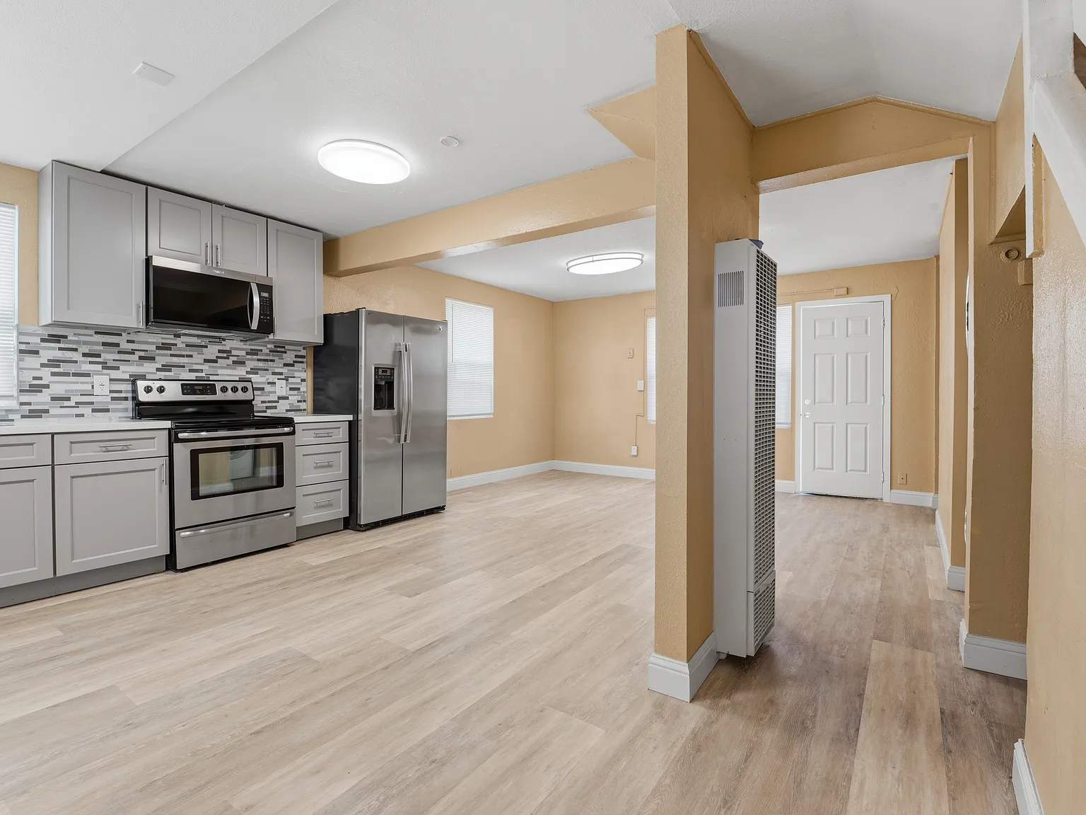 3 bed, 1050 sqft, $1,945 — Photo 2