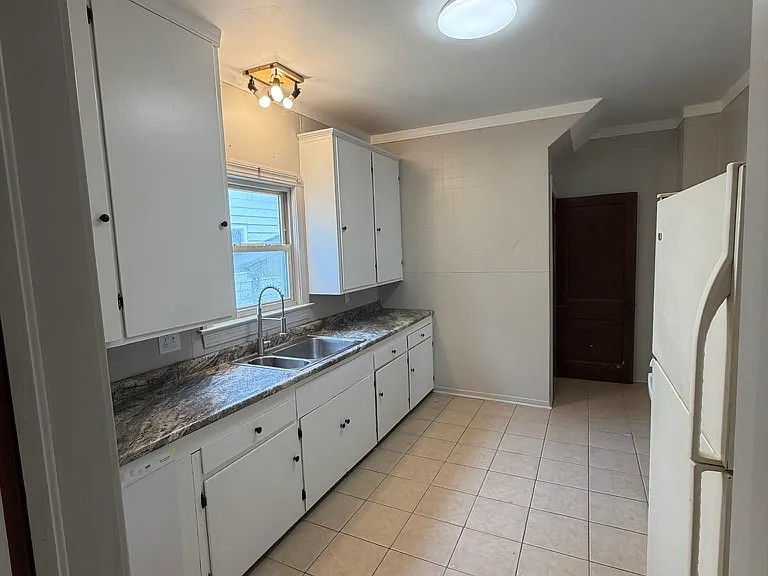 324 W 28th St #1 — Photo 10