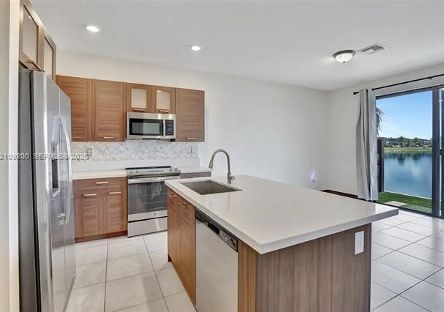 16011 NW 91st Ct th 16011, Miami Lakes, FL 33018 — Photo 1