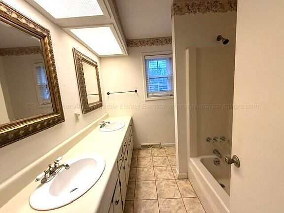 5th image of 243 Humbers St