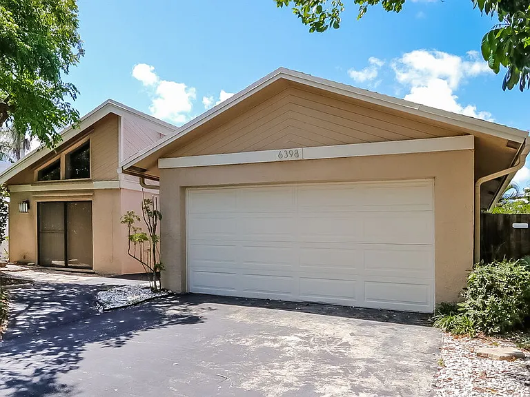 6398 Amberwoods Dr — Photo 1