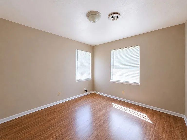1204 Connell Dr — Photo 6