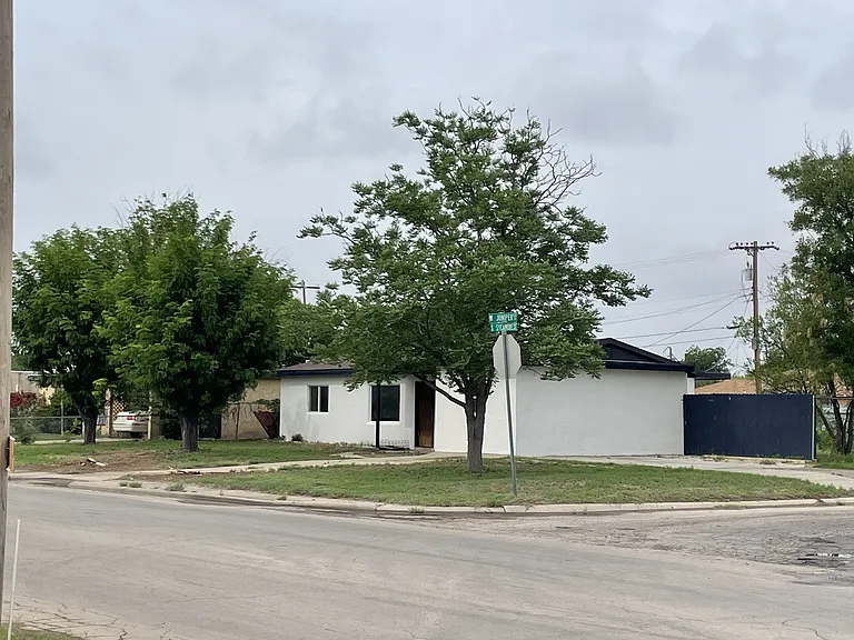 Corner view house.