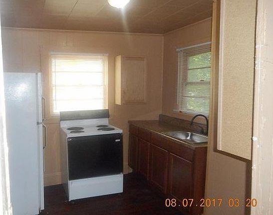 3rd image of 1211 Sawyer St