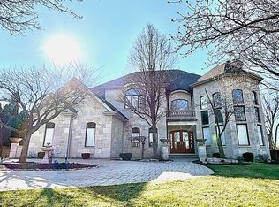 904 S Edgewood Ln, Mount Prospect, IL 60056