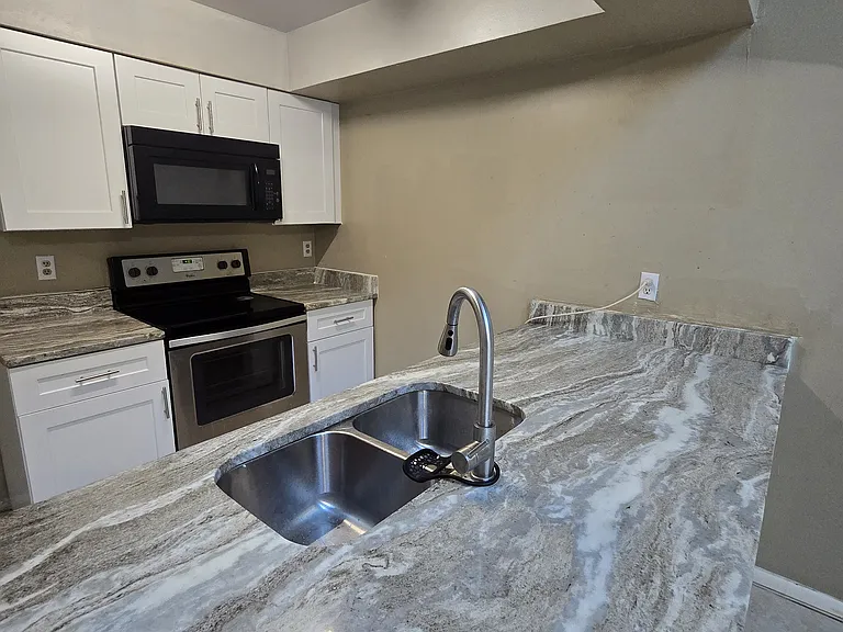 2806 Hunt Club Ln — Photo 3
