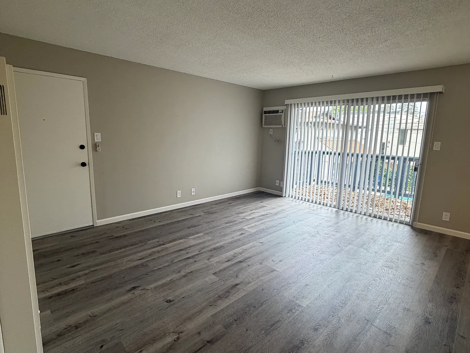 2 bed, 1000 sqft, $2,295 — Photo 4