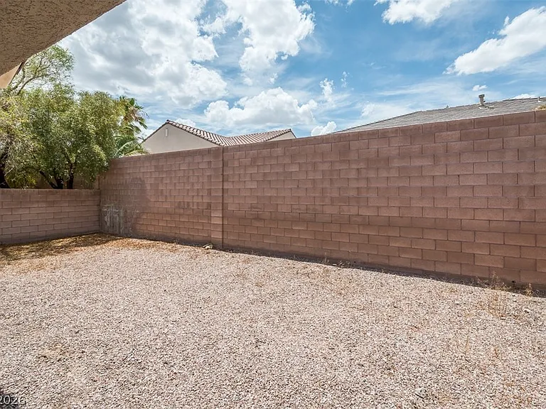 8229 Oakshire St — Photo 25