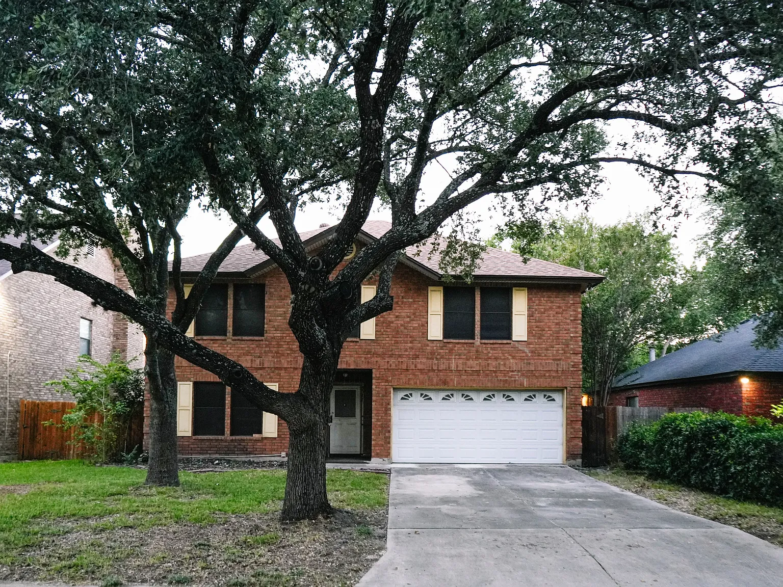 4 bed, 2.5 bath, 2533 sqft, $1,999 — Photo 1