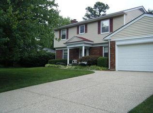 317 Castleview Dr, Saint Matthews, KY 40207
