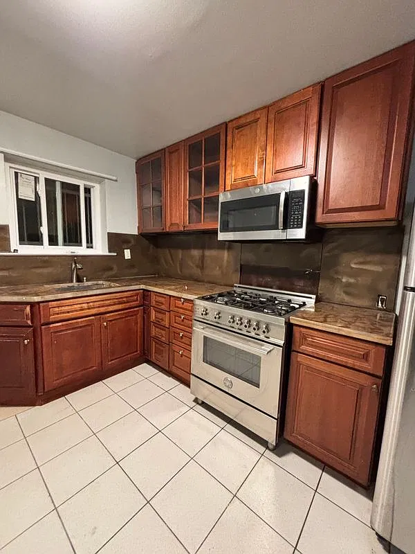 2 bed, 1.0 bath, 800 sqft, $2,400 — Photo 2