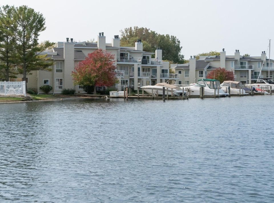 1st image of 977 Lake St #11