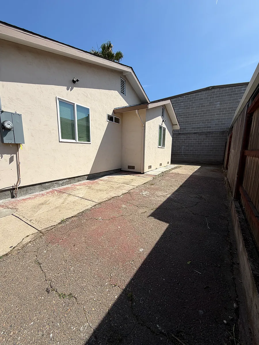 Building Photo - 108 Flora St