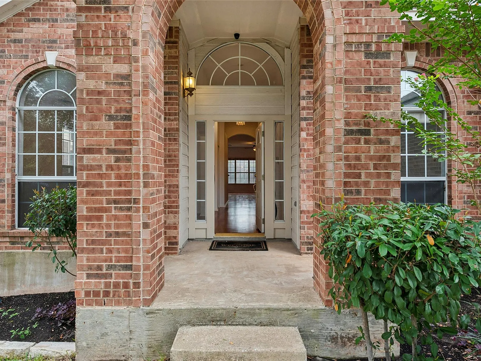 4 bed, 2.0 bath, 2637 sqft, $2,999 — Photo 3