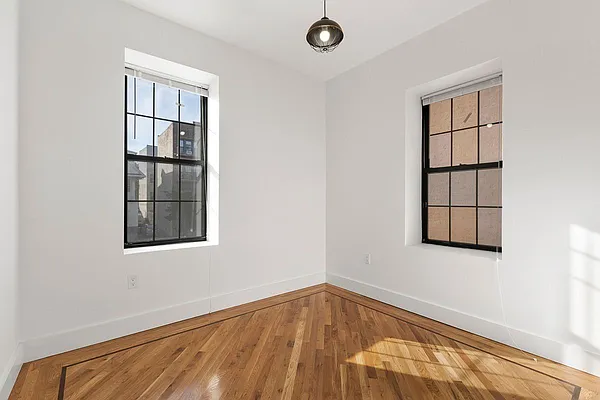 Rented by EXR | media 10